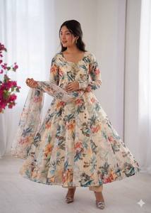 VASTRA COTTAGE Elegante Conjunto de Vestido de Seda Chanderi con Trabajo de Lentejuelas y Hilo, Ropa Étnica de Diseñador con Pantalón y Dupatta de Chanderi - Product Image 3