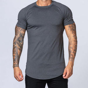 เสื้อยืดคอกลมแขนสั้นสีเทาเข้มทรงเข้ารูปสำหรับผู้ชาย ผ้าเจอร์ซีย์ถัก สีพื้น แห้งเร็ว สไตล์ลำลอง ดีไซน์เรียบง่าย - Product Image 1