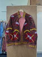 Chaqueta Acolchada Suzani de Terciopelo Verde Hecha a Mano con Bordado Verde Azulado, Patrones Florales Atrevidos, Forro de Algodón, Ecológica y Transpirable