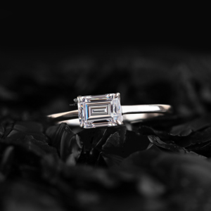Anillo de Compromiso con Diamante Cultivado en Laboratorio, Corte Esmeralda, Oro Blanco de 14K, Joyería para Boda o Aniversario, Proveedor de Joyería - Product Image 1