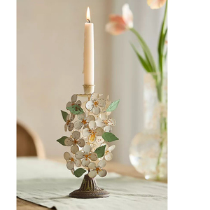 Candelabro Rectangular de Metal con Diseño Floral, Bandeja Decorativa para Velas Cónicas, Esmalte Blanco - Product Image 3
