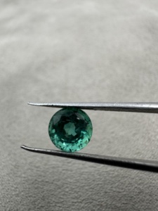 Émeraude naturelle du Zambie 1,35 carats, taille brillant rond, 6,7 mm, pierre précieuse verte en vrac pour la fabrication de bijoux - Product Image 3