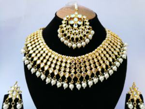 Conjunto de Joyería Clásico y Moderno de la India para Compromiso, Boda o Fiesta, con Cristales Tradicionales, Kundan, Perlas de Imitación y Baño de Oro para Mujer - Product Image 2