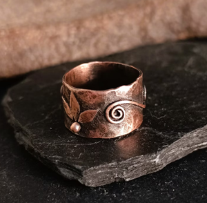 Anillo de Terapia Magnética de Metal Ajustable con Extremo Abierto y Grabado de Alfabeto Antiguo en Superficie de Cobre Puro - Product Image 6