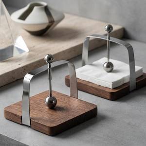 Elegante Porta Servilletas y Pañuelos de Madera con Base Cuadrada Dorada, Diseño Exclusivo de UO - Product Image 2