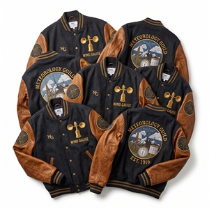 Chaqueta Letterman al por mayor de lana color carbón, estilo universitario, con bordado de la Academia Meteorológica, anemómetro, medidor de viento y estación meteorológica, color bronceado. - Product Image 1
