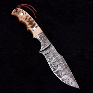 Couteau utilitaire à lame fixe en acier Damas forgé avec étui de transport vertical, manche en corne de bélier, pointe clip, pour la chasse et le camping - Product Image 4