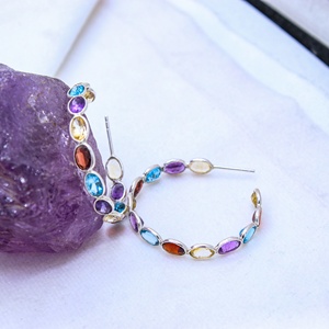 ต่างหูเงินแท้ 925 ประดับพลอยธรรมชาติรูปไข่หลายเม็ดแบบเปิดวงกลม Memoria Jewels ขายส่ง - Product Image 2