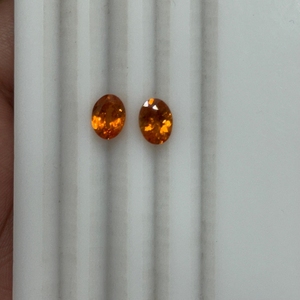 Paire de grenats naturels mandarin ovales 7x5mm 2 carats, pierres précieuses de grenat spessartite orange non traitées de Madagascar, qualité joaillerie fine - Product Image 1