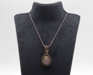 Collier en agate naturelle avec pendentif enroulé de fil de cuivre |   Collier artisanal bohème en pierres précieuses - Product Image 4
