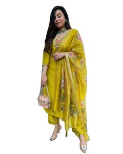 Conjunto de Kurti, Pantalón y Dupatta de Seda Georgette con Bordado Intenso, Largo hasta la Rodilla, Listo para Fiesta, Disponible en Stock - Product Image 1