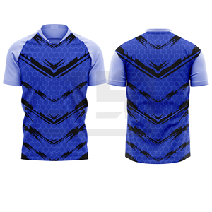 Cada pase tiene un propósito, cada tackle muestra coraje, cada gol nos cuenta nuestra historia, cada batalla nos hace más fuertes. Camiseta de cuello en V 100% algodón. - Product Image 5