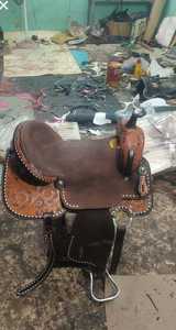 Silla de montar western de cuero repujado a mano, color marrón, para equitación de sendero, con conchos plateados - Product Image 1