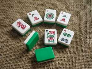 Tuiles de Mahjong Traditionnelles en Résine Vertes et Blanches à Motifs, Ensemble Artisanal de Collection, Pièces Artistiques Moulées à la Main, Forme Personnalisée - Product Image 3