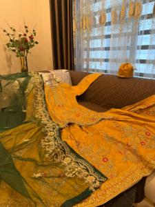 Collection de mariage Ssumaira : Robe de mariée lourde avec potli pour le Mehndi - Product Image 4