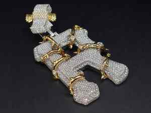 Pendentif personnalisé lettre « R » sertie de moissanite avec fil barbelé doré 3D et croix ailes d'ange, collier hip-hop unique - Product Image 4