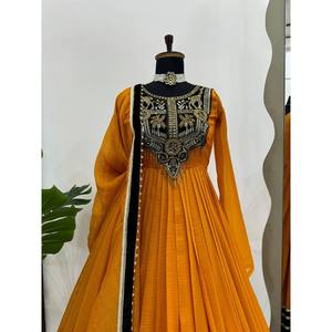 Robe Traditionnelle Chinoise RTC Designer Orange XL avec Séquence de Broderie Fantaisie Latkan et Bordure en Dentelle - Product Image 3