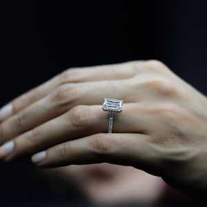 Bague solitaire en or blanc massif 14 carats avec diamant de laboratoire de forme émeraude fantaisie de 3,00 carats au total - Product Image 1