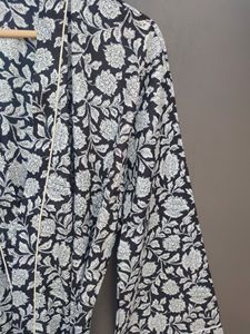 เสื้อคลุมกิโมโนผ้าฝ้ายลายดอกไม้สีดำและสีขาวพร้อมเข็มขัดเสื้อคลุมอาบน้ำทำมือ - Product Image 2