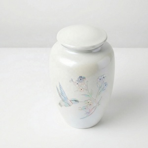 Urne funéraire blanche pour cendres avec motif botanique d'oiseau en vol, effet nacre, pour rangement commémoratif décoratif - Product Image 3