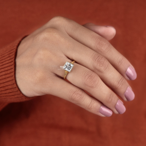 Anillo de compromiso y boda minimalista con diamante de laboratorio talla princesa engastado en bisel, oro de 14K, joyería fina personalizada, proveedor mayorista - Product Image 6