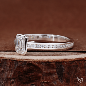 Bague minimaliste en or blanc 10 carats avec diamant de laboratoire taille émeraude de 0,5 ct serti clos et bandeau en sangle. - Product Image 3