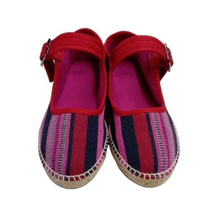 Alpargatas muy cómodas de diseño único de calidad sostenible respetuosas con el medio ambiente, zapatos especialmente para niñas de Bangladesh - Product Image 1