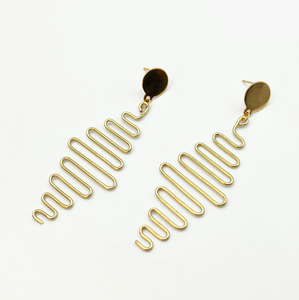 Pendientes delicados con forma de flor, chapados en oro, de alambre de latón, hechos a mano, estilo antiguo, joyería de moda a un precio asequible. - Product Image 5