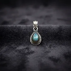 Colgante de Labradorita de Plata de Ley 925 con Diseño de Gota de Fuego Luminosa para la Tranquilidad, Joyería Unisex de Diseño Minimalista - Product Image 2