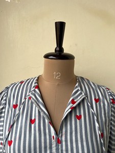 เดรสผ้าฝ้ายพิมพ์ลายหัวใจแขนพองผูกคอ - Product Image 4