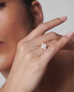 Magnifique bague de promesse à trois pierres en diamant taille radiant de 3,01 carats, en or massif 18 carats, cultivé en laboratoire, cadeau idéal pour la Saint-Valentin et les propositions d'amour - Product Image 5