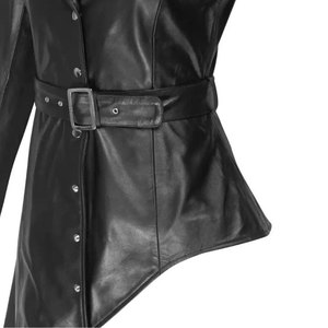 Abrigo de cuero genuino asimétrico negro para mujer, chaqueta larga con cinturón con tachuelas estilo gótico - Product Image 4