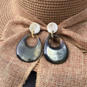 Boucles d'oreilles ovales en coquillage poli, style rustique, bijoux faits à la main, durables, en corne de buffle, bijoux modernes, artisanat naturel - Product Image 1