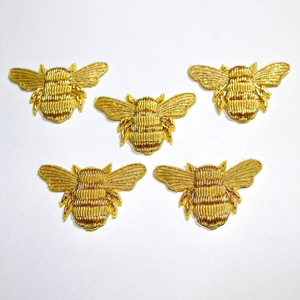 Patchs brodés Abeille Dorée thermocollants pour vêtements et accessoires - Product Image 1