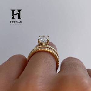 Anillo de Diamante Ovalado Cultivado en Laboratorio, con Capas Integradas, Pavé, Halo Oculto, Oro de 18K en Dos Tonos, Joyería Nupcial Certificada - Product Image 4
