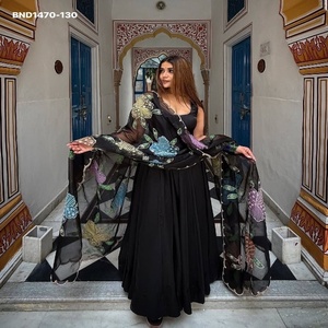 Ensemble Anarkali en crêpe naturel de créateur, uni et évasé, avec pantalon à taille élastique et dupatta en soie imprimée et ornée – Exportateur indien - Product Image 1