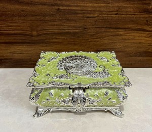 Boîte décorative rectangulaire en métal artisanal avec motif paon |   Boîte à bijoux moderne en argent plaqué, avec motifs en relief - Product Image 3