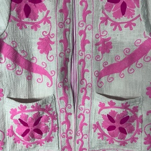 เสื้อผ้าทำมือสไตล์อินเดีย ลายปักดอกไม้แบบซูซานี คอวี แขนยาว ทรงหลวม ผ้าฝ้าย 100% หวานละมุน เป็นมิตรกับสิ่งแวดล้อม ระบายอากาศได้ดี - Product Image 2