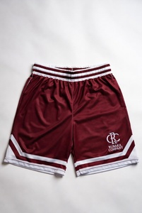 Shorts de basket-ball blancs avec bandes latérales noires et logo RC, collection de vêtements de sport pour athlètes, en studio professionnel. - Product Image 2