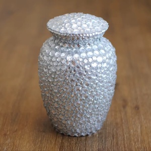 Urna de Cristal con Incrustaciones de Diamantes para Cenizas Humanas, Recuerdo Conmemorativo de Lujo Hecho a Mano, Capacidad de 5-15L, Proveedor Exportador - Product Image 1