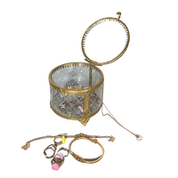 Élégance vintage pour mon espace avec cette magnifique boîte à bijoux en laiton et en verre. Parfaite pour conserver vos trésors en toute sécurité.