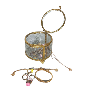 Élégance vintage pour mon espace avec cette magnifique boîte à bijoux en laiton et en verre. Parfaite pour conserver vos trésors en toute sécurité. - Product Image 3
