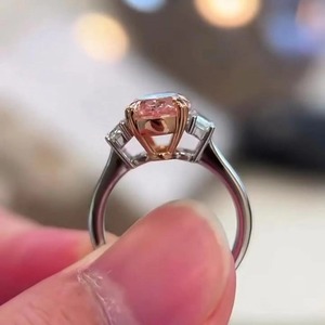แหวนเพชรทรงรีสุดหรู 3 เม็ด ทองคำขาว 14K พร้อมใบรับรอง IGI และความใส VVS สำหรับผู้หญิง - Product Image 2
