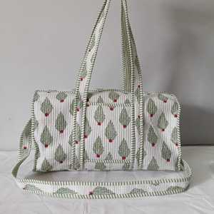 Sac de voyage matelassé à imprimé floral bleu indigo fait main |   Studio d'artisanat indien Elite Craft, artisanat écologique, imperméable, pliable - Product Image 2
