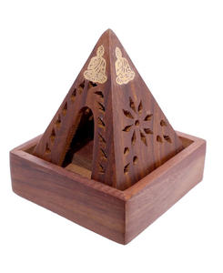 Quemador de Incienso Piramidal de Madera Hecho a Mano al por Mayor con Incrustaciones de Latón de Buda, Soporte para Conos de Madera Sheesham, Pirámide Tallada Floral, Mabkha - Product Image 1