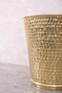 Poubelle en acier inoxydable finition or martelé, design élégant, idéale pour les chambres d'hôtel, les zones de réception et les événements, provenance Inde. - Product Image 5