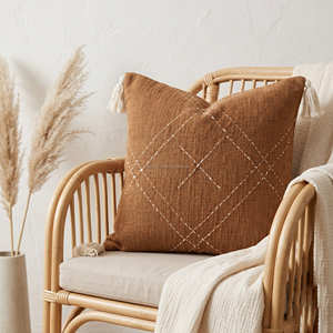 Housse de coussin géométrique bleue texturée, coussin décoratif moderne style ferme avec pompon 45 × 45 cm - Product Image 4