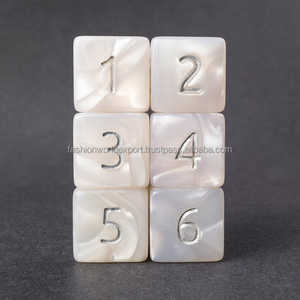 Jeu de dés acryliques blancs nacrés faits à la main de qualité supérieure Six cubes carrés épais avec des chiffres roses en mousse de mer vibrants pour les jeux de société - Product Image 3