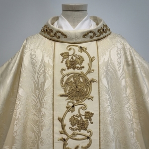 Chasuble brodée en jacquard crème, vêtement de prêtre en polyester, costume d'église, personnalisation OEM - Product Image 6