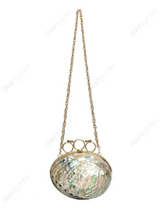 กระเป๋าคลัทช์เปลือกหอยสีเขียวธรรมชาติทรงเกลียวพร้อมกรอบทอง กระเป๋าถือหรูหราสำหรับรีสอร์ท รับผลิตตามสั่งเพื่อการส่งออก - Product Image 6